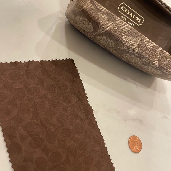 🤎Coach glasses case with original cloth cleaner - Picture 2 of 6